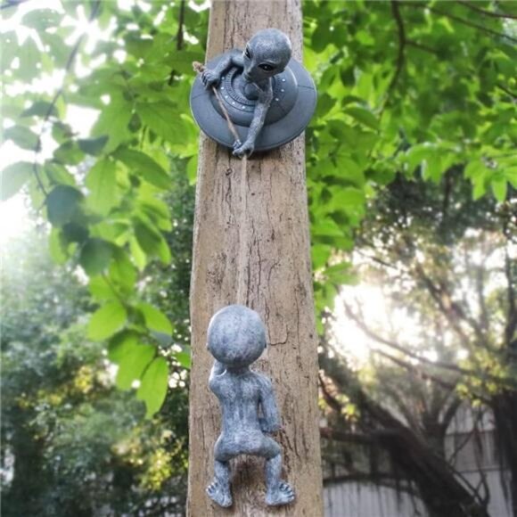 Tree Huggers Decorations Tree Sculptures Figurine - Aliens Climbing Rope Statues - Picture 1 of 7